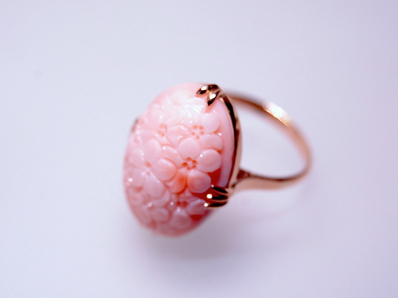 ピンクサンゴ 小花の総彫りオーバルK18リング | 本珊瑚アクセサリー