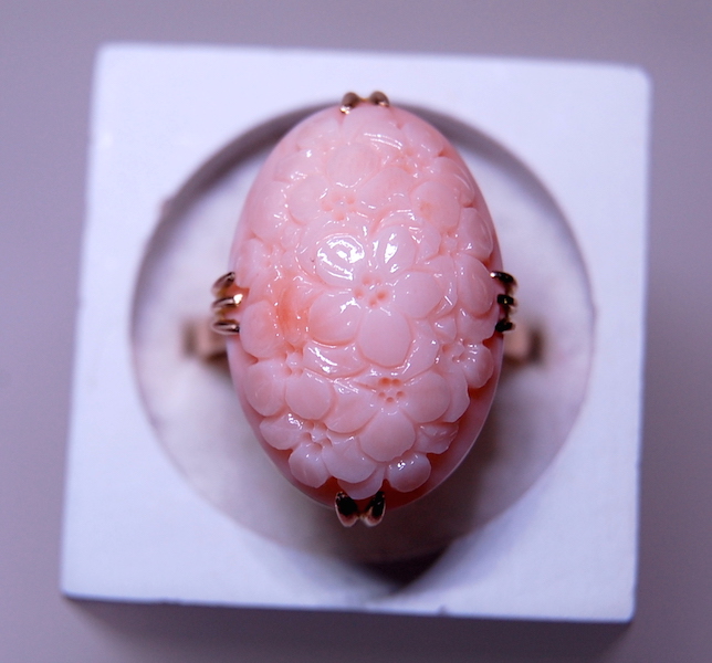 ピンクサンゴ 小花の総彫りオーバルK18リング | 本珊瑚アクセサリー