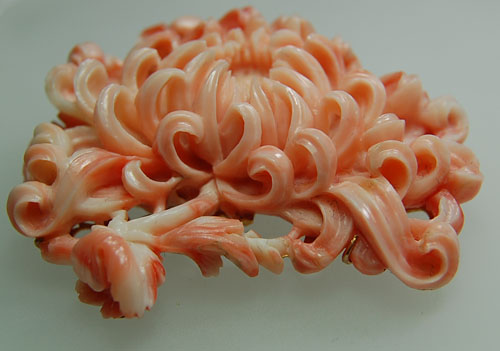 アウター78663　K18　菊の彫り物　桃珊瑚の帯留め　さんご　サンゴ　コーラル　アンティーク　ヴィンテージ 帯留め