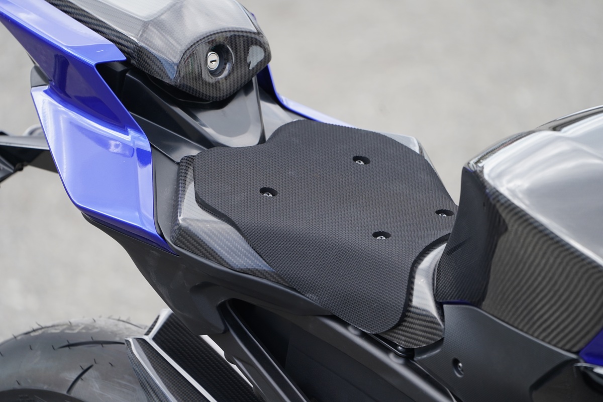 25~YZF-R9 純正シートカウル用シート台、シートベース*シートラバー付