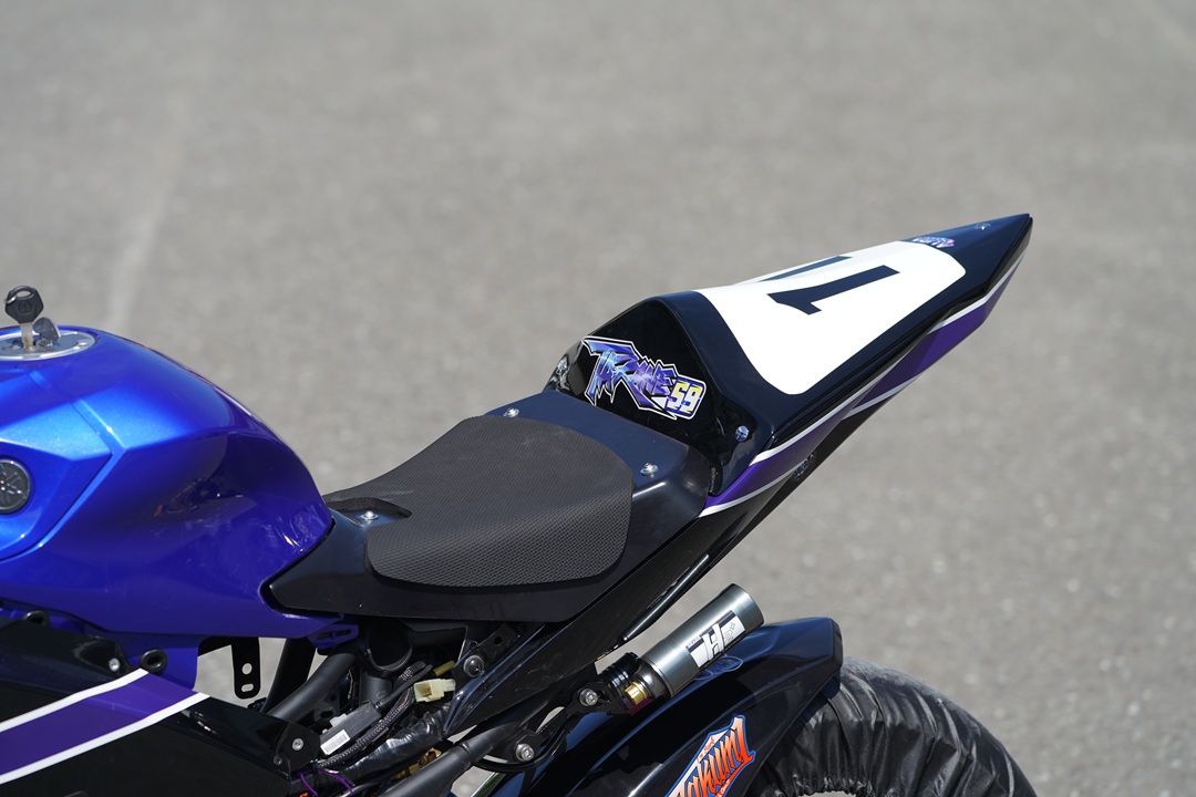 Yamaha バイクシート ブラック　R3 R-25 純正シングルシート YAMAHA 【当店在庫あり】15'〜24' YZF-R3/YZF-R25 各色シングル