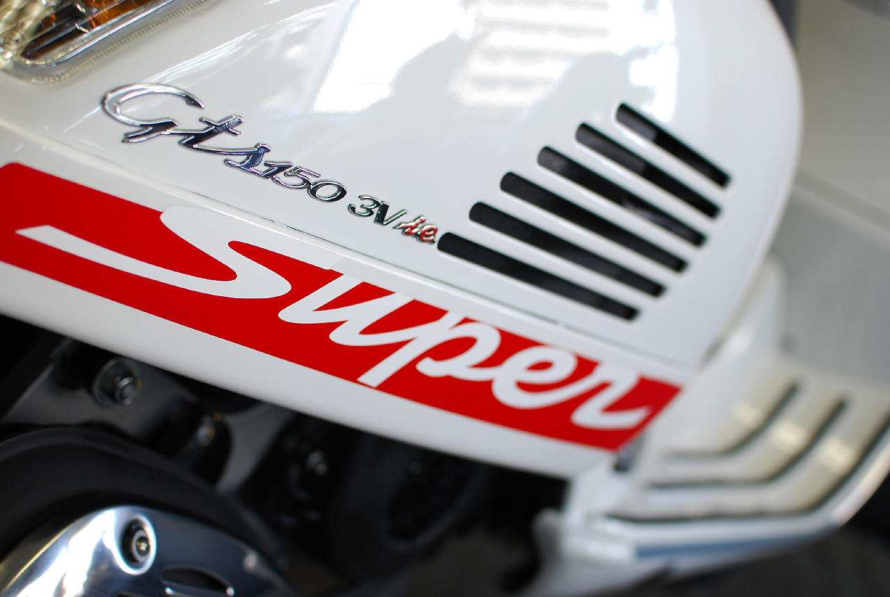 Vespa GTS ステッカーキット | Vespa（ベスパ）の事なら SCSウェブストア
