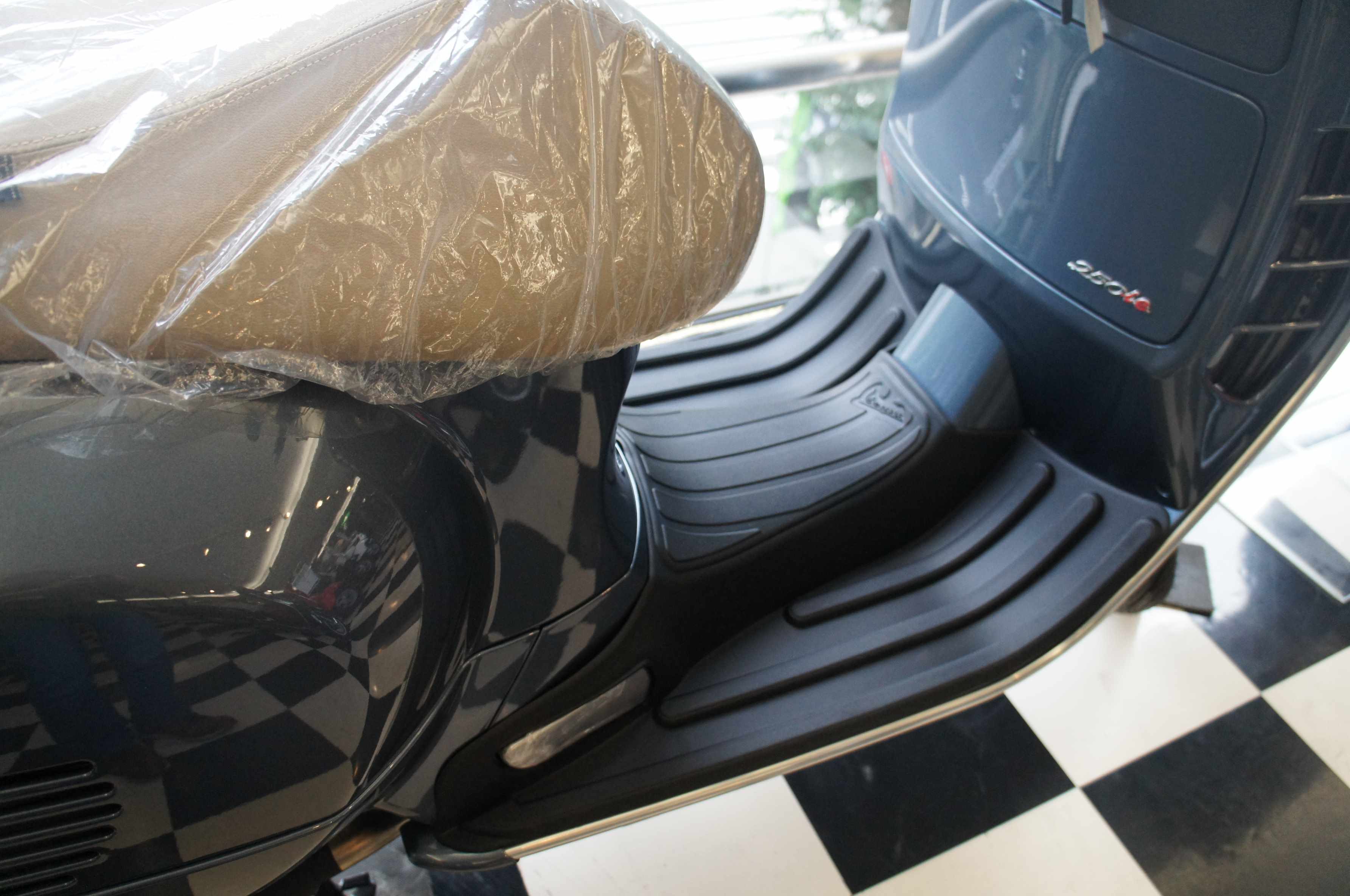 Vespa純正 GTS フットレストマット | Vespa（ベスパ）の事なら SCS