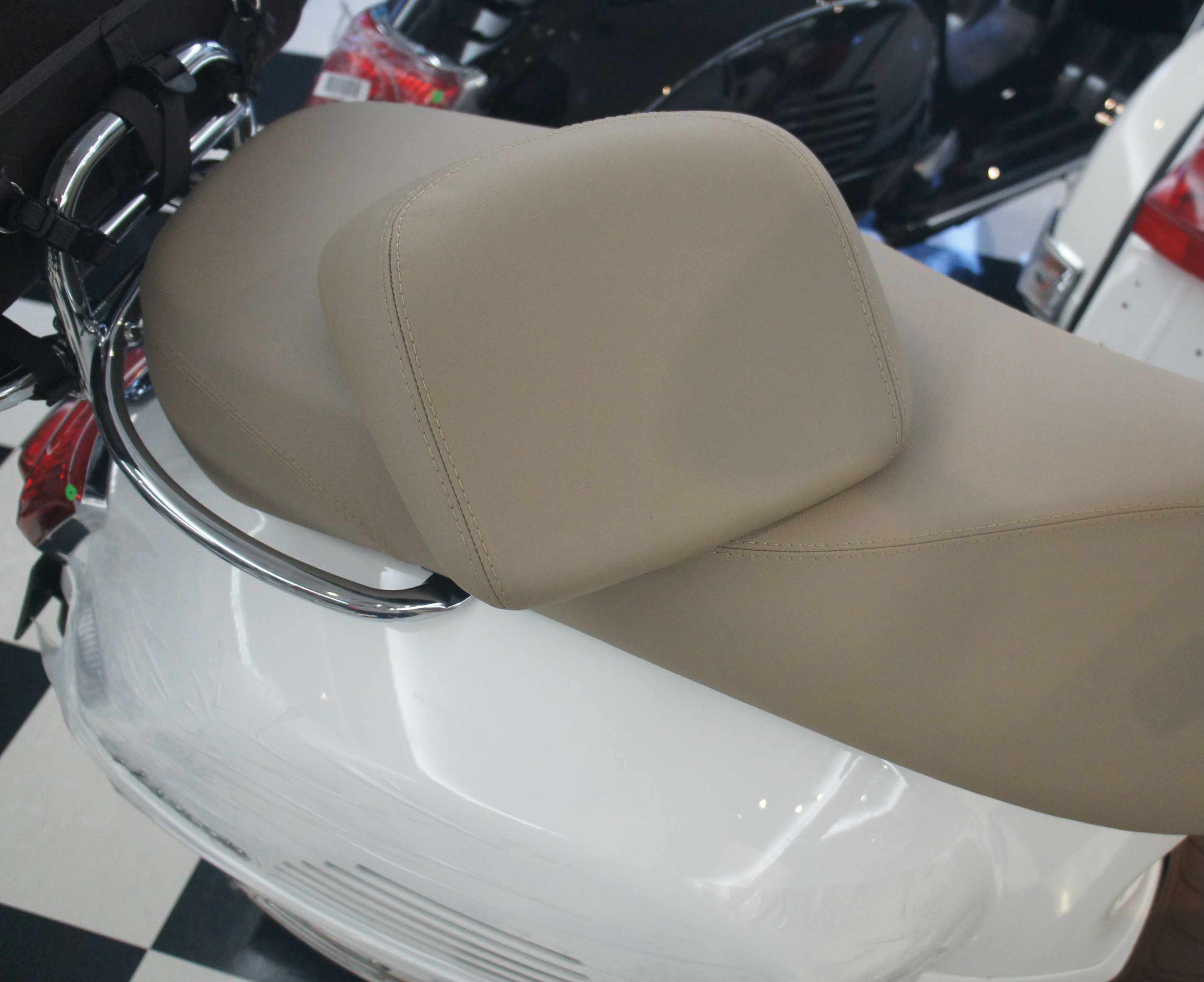 Vespa GTS バックレストパッド | Vespa（ベスパ）の事なら SCSウェブストア