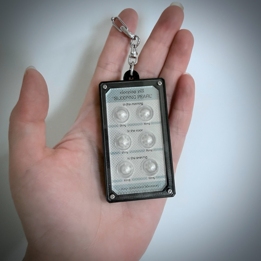過眠症キーホルダー 真珠の飲み薬」キーホルダー（シート型ver.）- ブラック | sleep