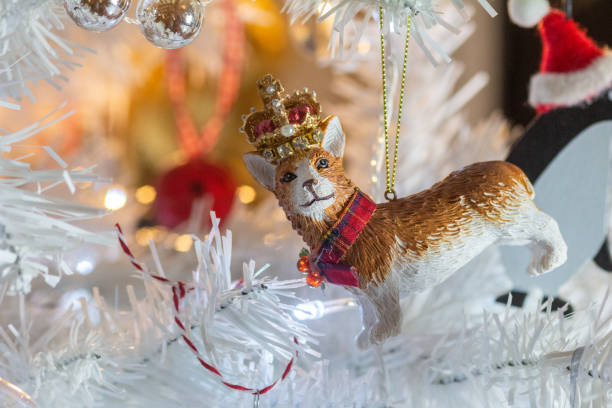 エリザベス女王のロイヤルコーギー 王冠を被ったコーギーの