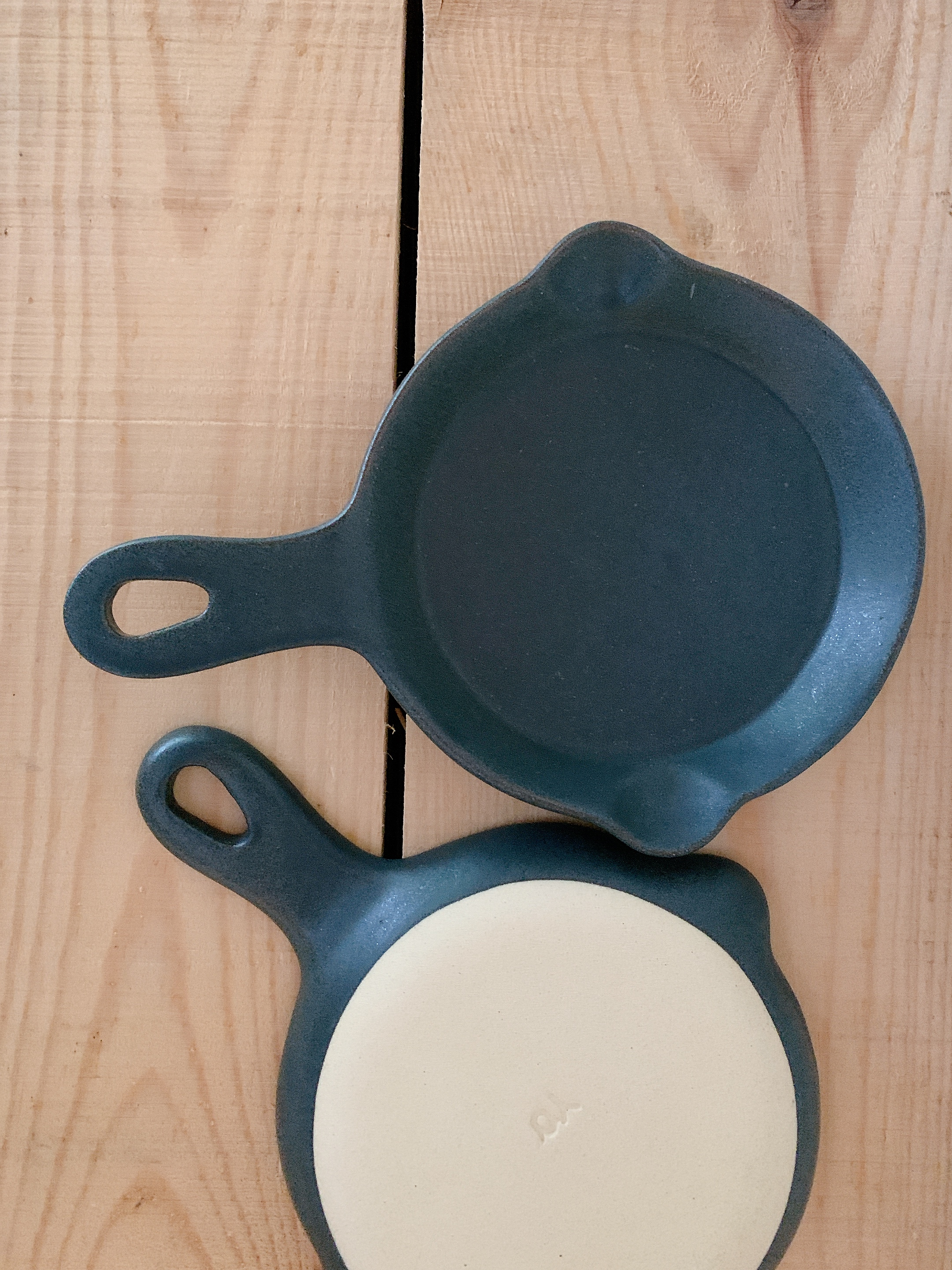 よしざわ窯フライパン皿チャコール3枚ホワイト3枚6枚セット よしざわ窯フライパン皿チャコール3枚ホワイト3枚6枚セット - メルカリ