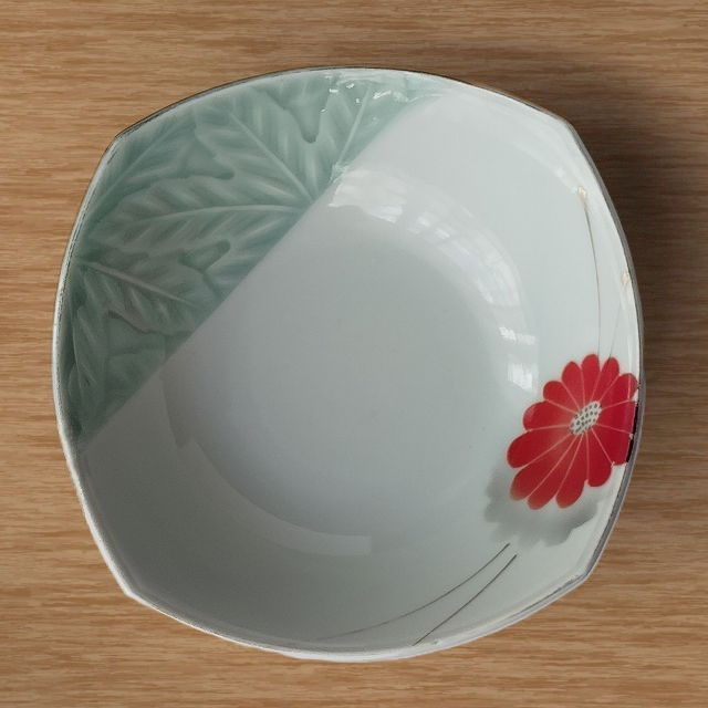 古い時代の青磁色赤菊金彩葉脈レリーフ掛け分け中鉢 - たんぽぽ|昭和