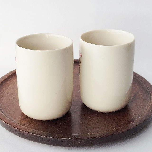 ポップな赤＆黄色の菊の花柄がかわいいアイボリー切立長湯のみ