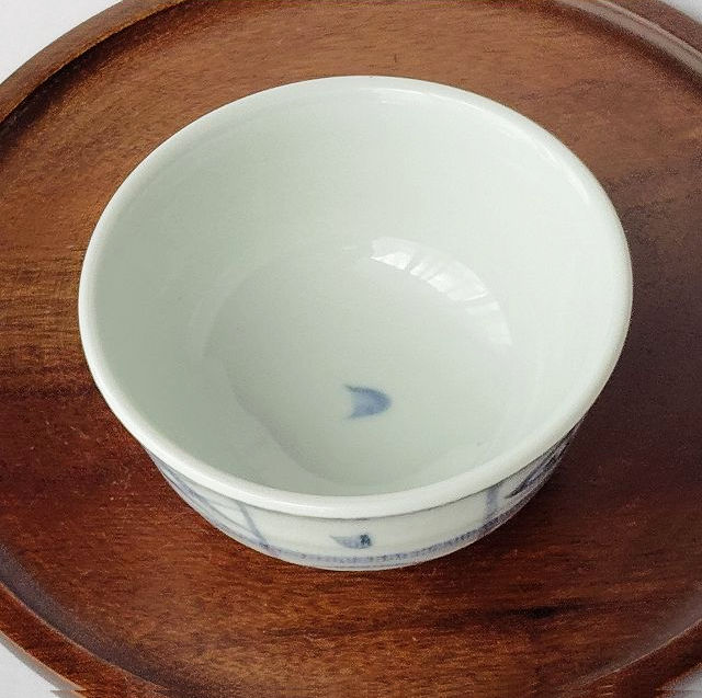 魚やうず巻きの紋が可愛い厚口白陶器藍染付格子文様の反口湯呑み