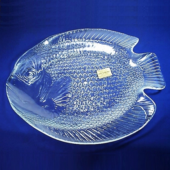 魚の彫刻が施されたガラスの皿 パーティーに♪昭和レトロなarcoroc製お魚の形のガラス大皿 - たんぽぽ