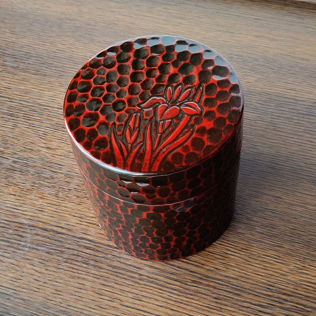 赤黒模様の漆器 円形容器 約7cm 根来の香合 鎌倉彫/菖蒲の花柄茶筒/昭和レトロ茶道具 - たんぽぽ|昭和レトロ食器
