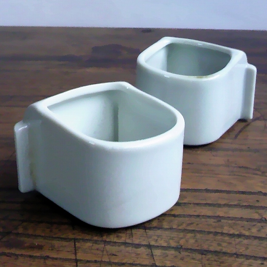 鳥さんの陶器製えさ入れ(白・四角型)/訳アリ形歪み - たんぽぽ|昭和