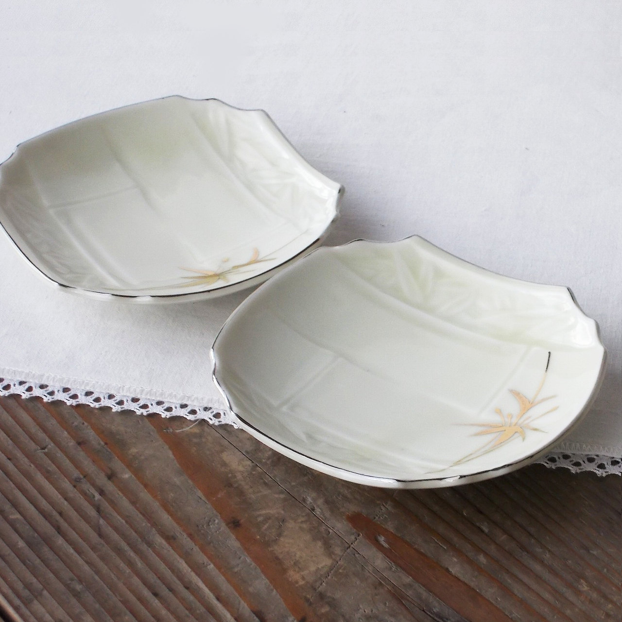 昭和レトロ食器/フチ銀アイボリー竹林レリーフ金笹隅切り四角小皿