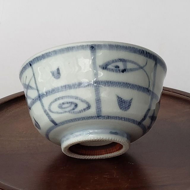 魚やうず巻きの紋が可愛い厚口白陶器藍染付格子文様の反口湯呑み
