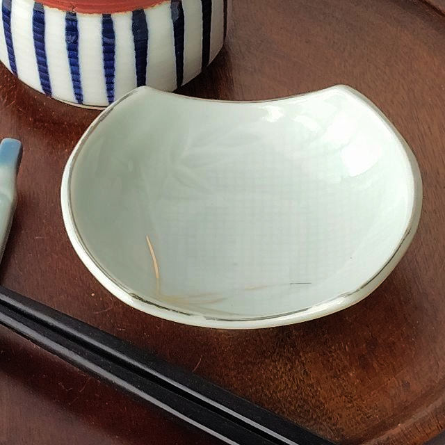 豆鉢/のぞき/醤油皿/小付け鉢【銀フチ金竹笹柄格子陽刻】 - たんぽぽ