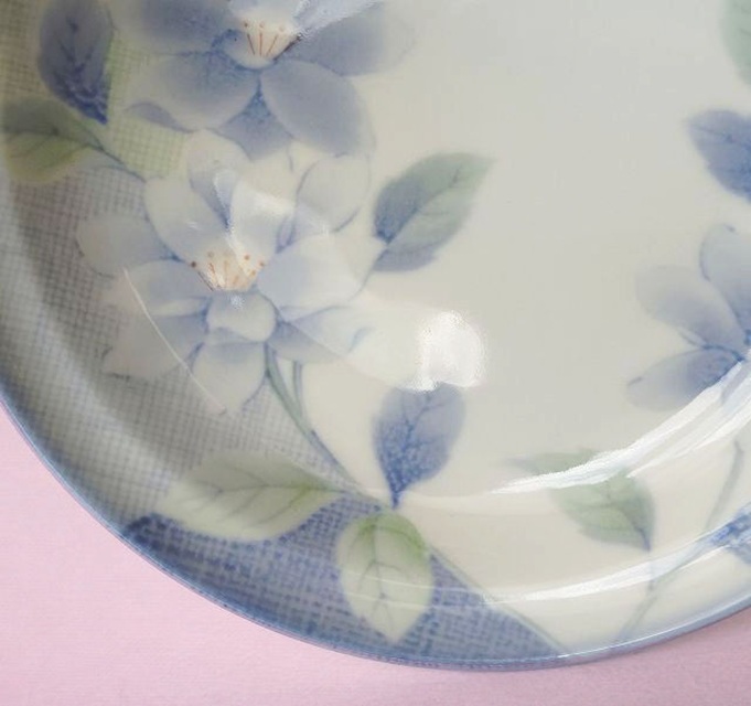 ヒワ色水色布目調に可愛らしい草花柄の優しい雰囲気6寸皿φ17.2cm