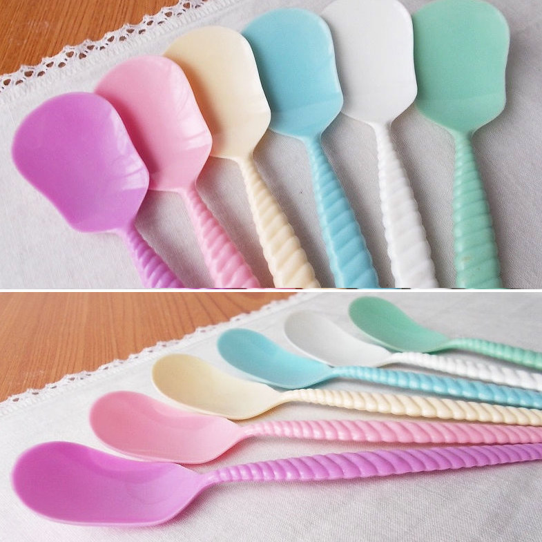 昭和レトロなパステルカラーねじねじハンドルのプラ製アイスクリーム