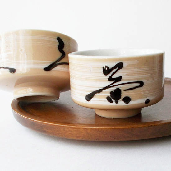 可愛いベージュ色に白刷毛柄茶三昧の達筆文字角煎茶湯呑み - たんぽぽ