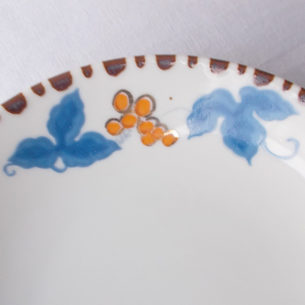 アイボリーさび十草朱木の実ぶどう柄の少し深みが有る小皿14cm