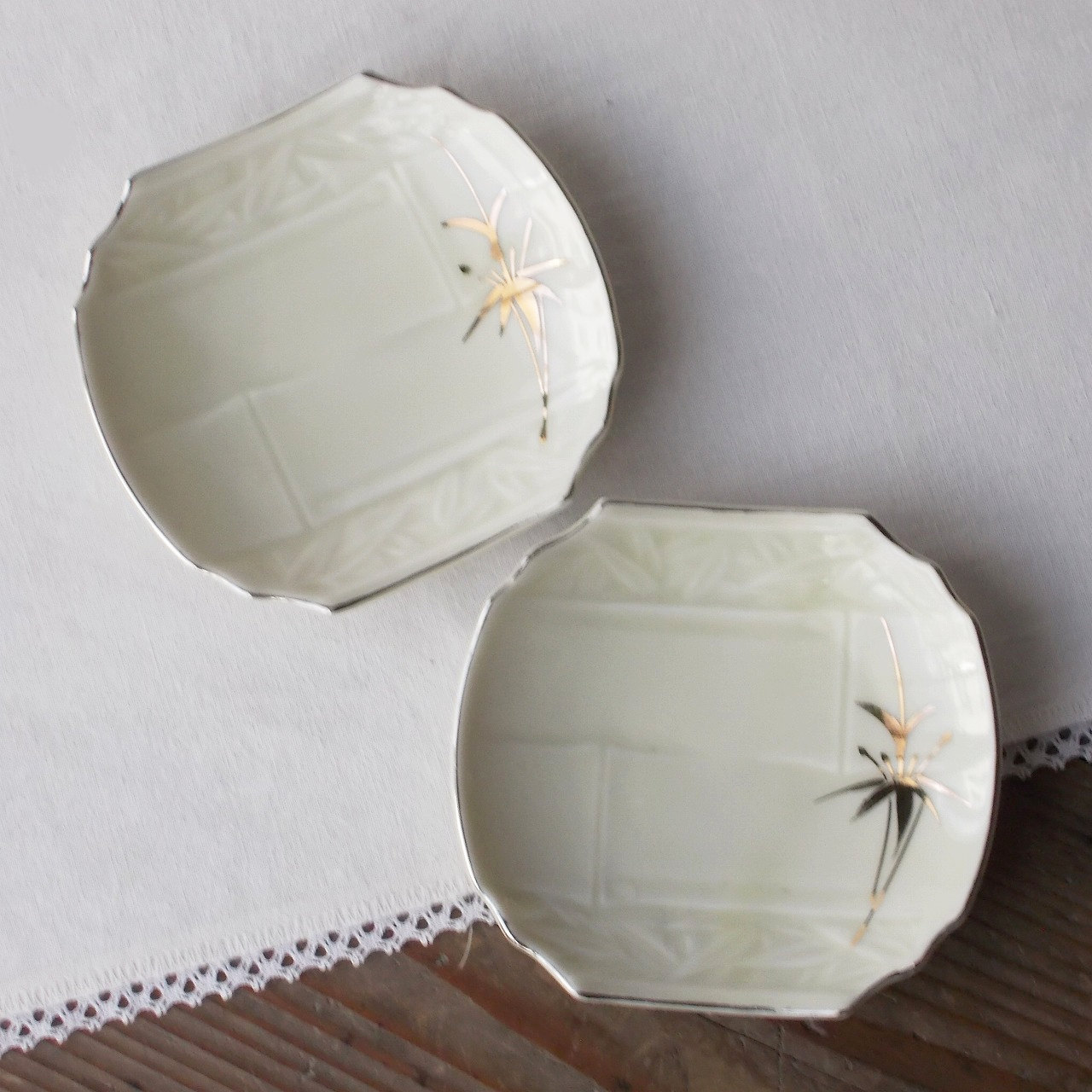 昭和レトロ食器/フチ銀アイボリー竹林レリーフ金笹隅切り四角小皿