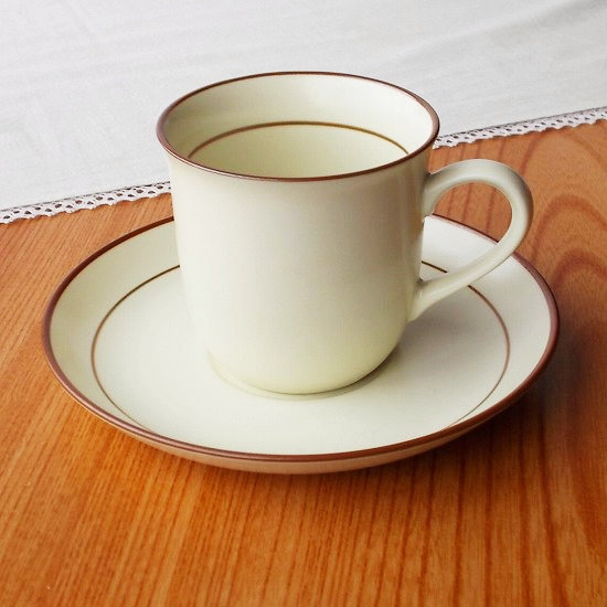 昭和レトロな茶ブラウンラインアイボリーコーヒーカップ＆ソーサ