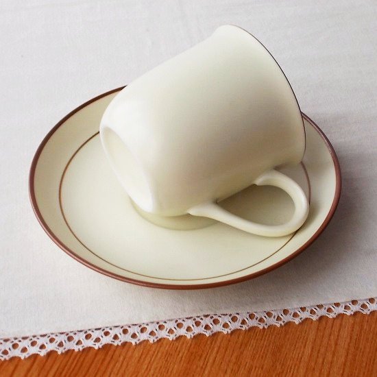 昭和レトロな茶ブラウンラインアイボリーコーヒーカップ＆ソーサ