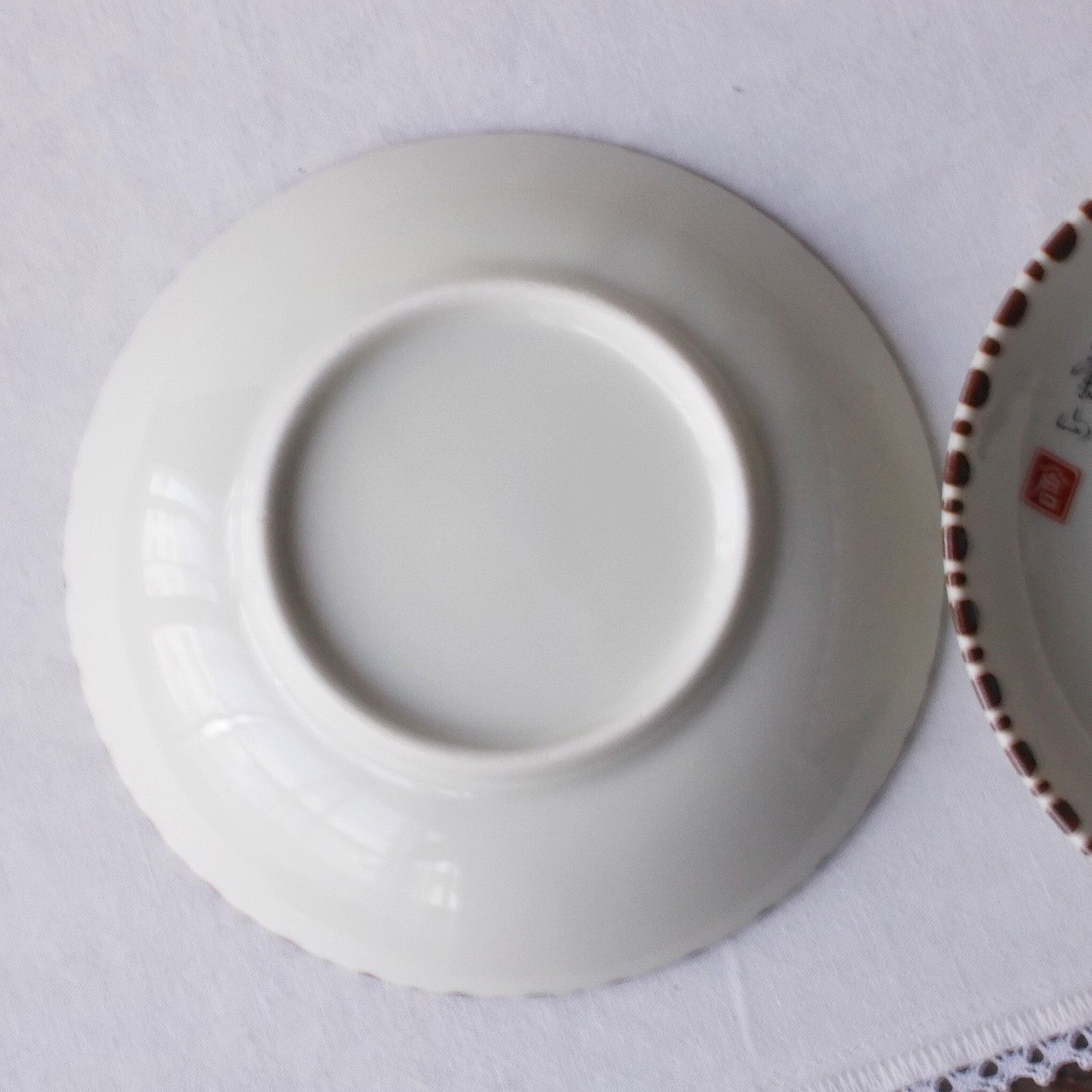 アイボリーさび十草朱木の実ぶどう柄の少し深みが有る小皿14cm
