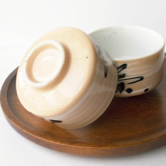 可愛いベージュ色に白刷毛柄茶三昧の達筆文字角煎茶湯呑み - たんぽぽ