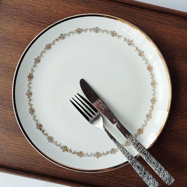 昭和レトロな洋食屋さん♪白い金線唐草アラベスク模様ディナー皿23.5cm