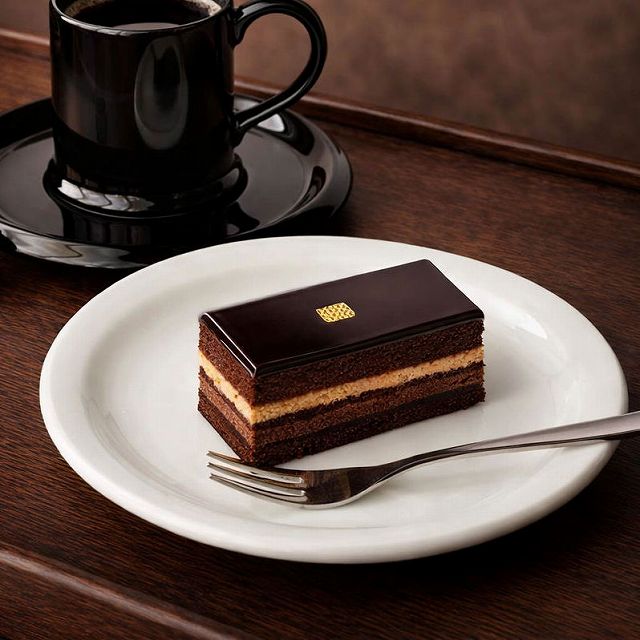 玉縁アイボリーカラーのケーキ皿/ぽったりした陶器が可愛い