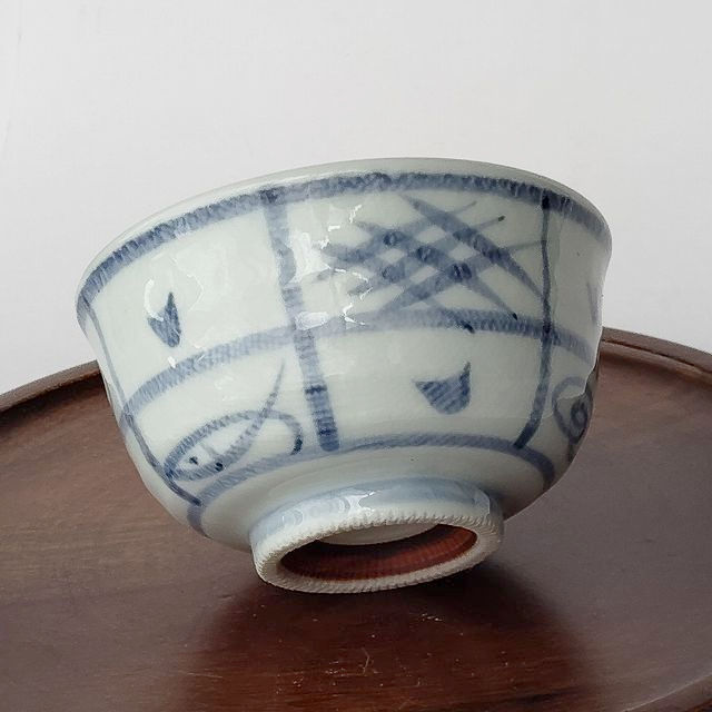 魚やうず巻きの紋が可愛い厚口白陶器藍染付格子文様の反口湯呑み