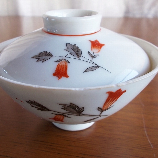 統制陶器【岐19】昭和初期の赤い小花柄ミニ蓋付きお茶碗 - たんぽぽ