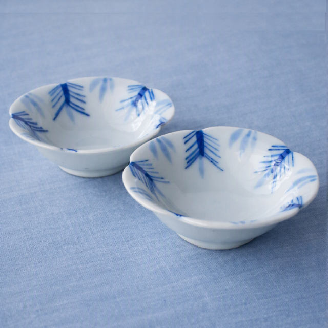 古い時代の呉須手書き松葉模様の花形豆鉢/レトロアンティーク食器/豆皿