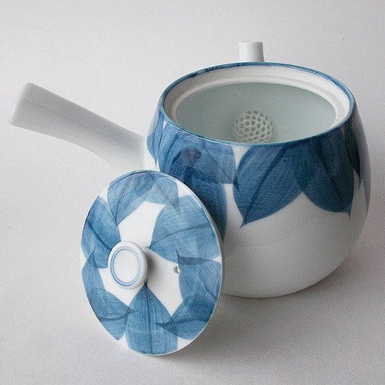 浮き彫り陶器急須 青い風景画 古い物 花かご急須 青萬古焼ティーポット