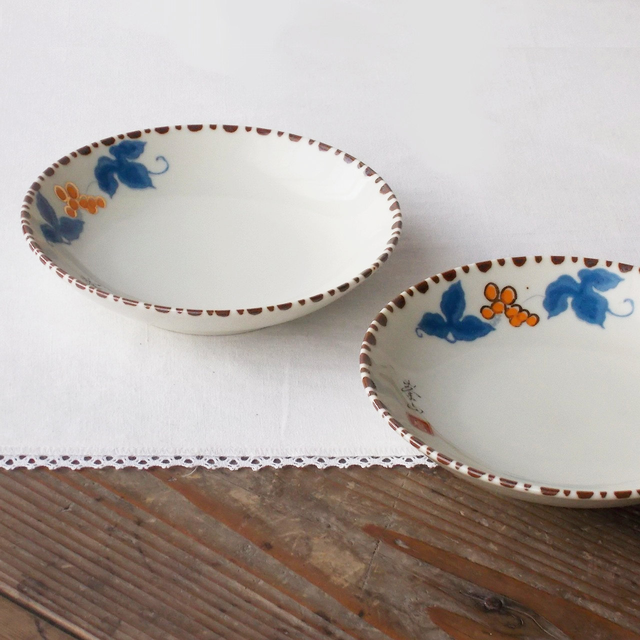 アイボリーさび十草朱木の実ぶどう柄の少し深みが有る小皿14cm
