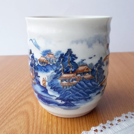 陶器の湯呑み 青と白の風景画 山水絵ろくろめアイボリー長湯呑み - たんぽぽ|昭和レトロ食器・趣味の陶器
