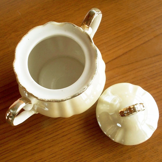 ミルク色ラスター彩が綺麗な金フチ柄レトロシュガーポット - たんぽぽ