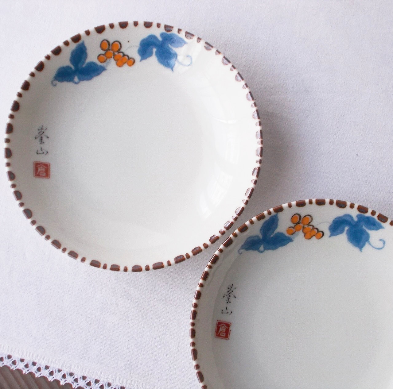 アイボリーさび十草朱木の実ぶどう柄の少し深みが有る小皿14cm