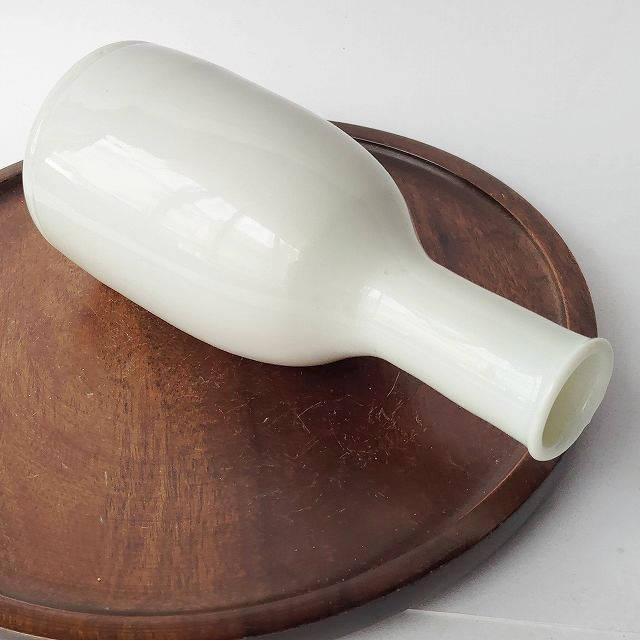 古い時代のアンティークな白い陶器のレトロな徳利(首長型) - たんぽぽ