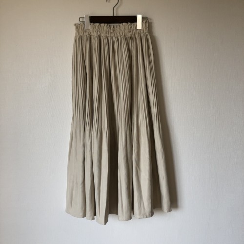 裾にかけてプリーツのテンションを緩めたナチュラルなシルエットが フェミニンな印象のロングスカートです。  雰囲気のある生地を使い着るだけでサマになるスカートに仕上がっています。