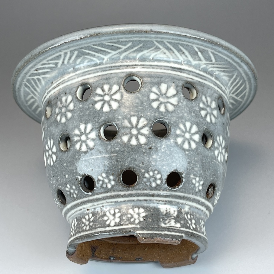 明治期 京都陶器會社作 白磁 細工彫り『花文』透かし彫 鉢 深鉢 飾り鉢 獣足 明治期 京都陶器會社作 白磁 細工彫り『花文』透かし彫 鉢 深鉢 飾り鉢