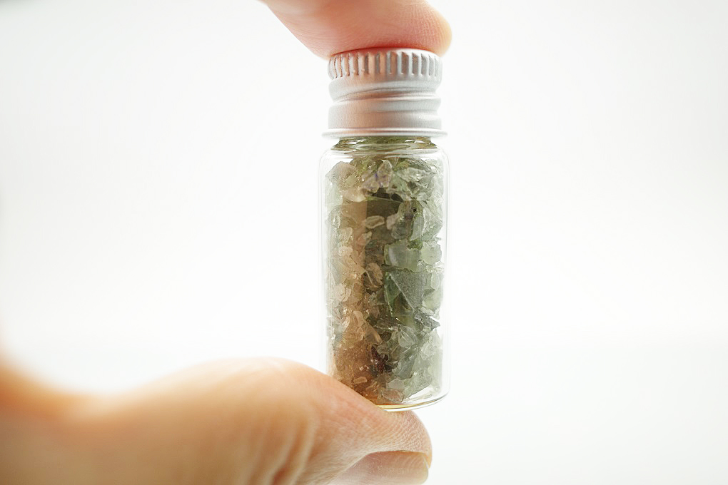 モルダバイトチップ（破片）／ガラス小瓶入り | モルダバイト通販専門